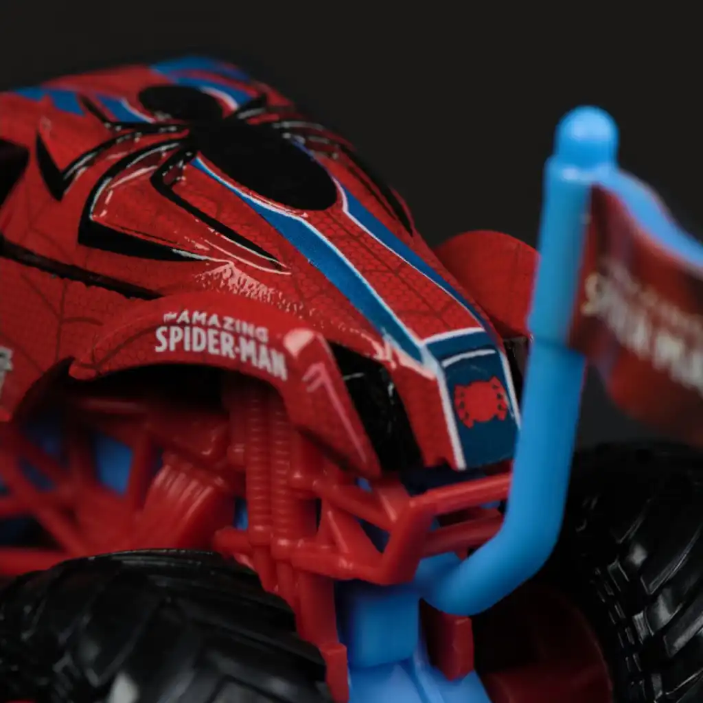 Crie suas próprias manobras épicas com o caminhão-monstro Spider-Man.
