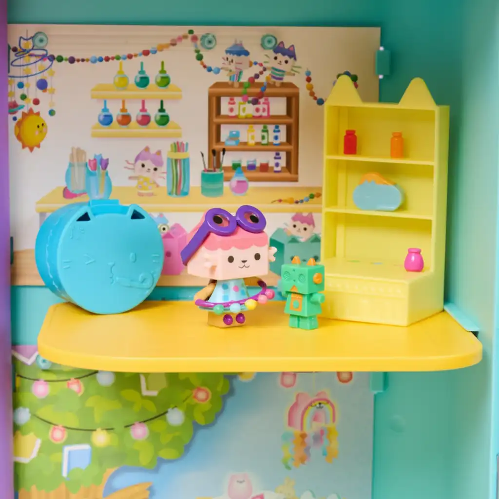 Detalhe minucioso da figura de Bebé Cartão e seus acessórios criativos.
