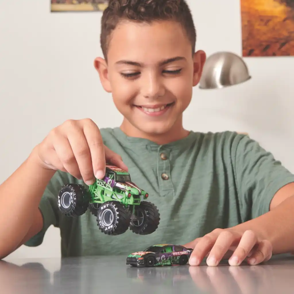 Diversão infinita criando suas próprias histórias Monster Jam.
