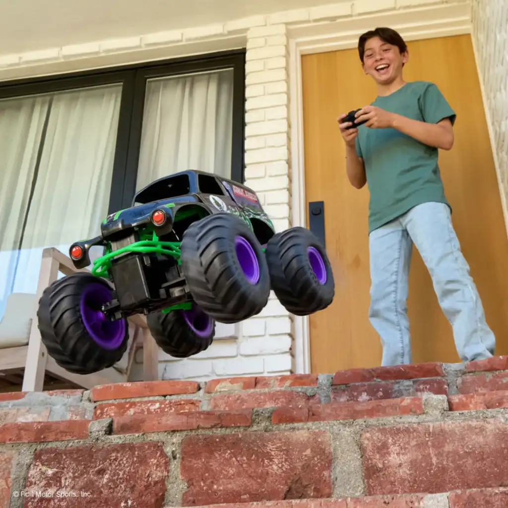Crie sua própria arena Monster Jam cheia de obstáculos!