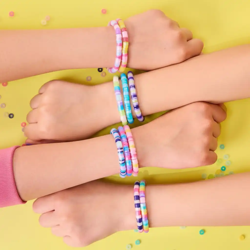 Fabricação fácil e rápida de pulseiras graças a um sistema único.