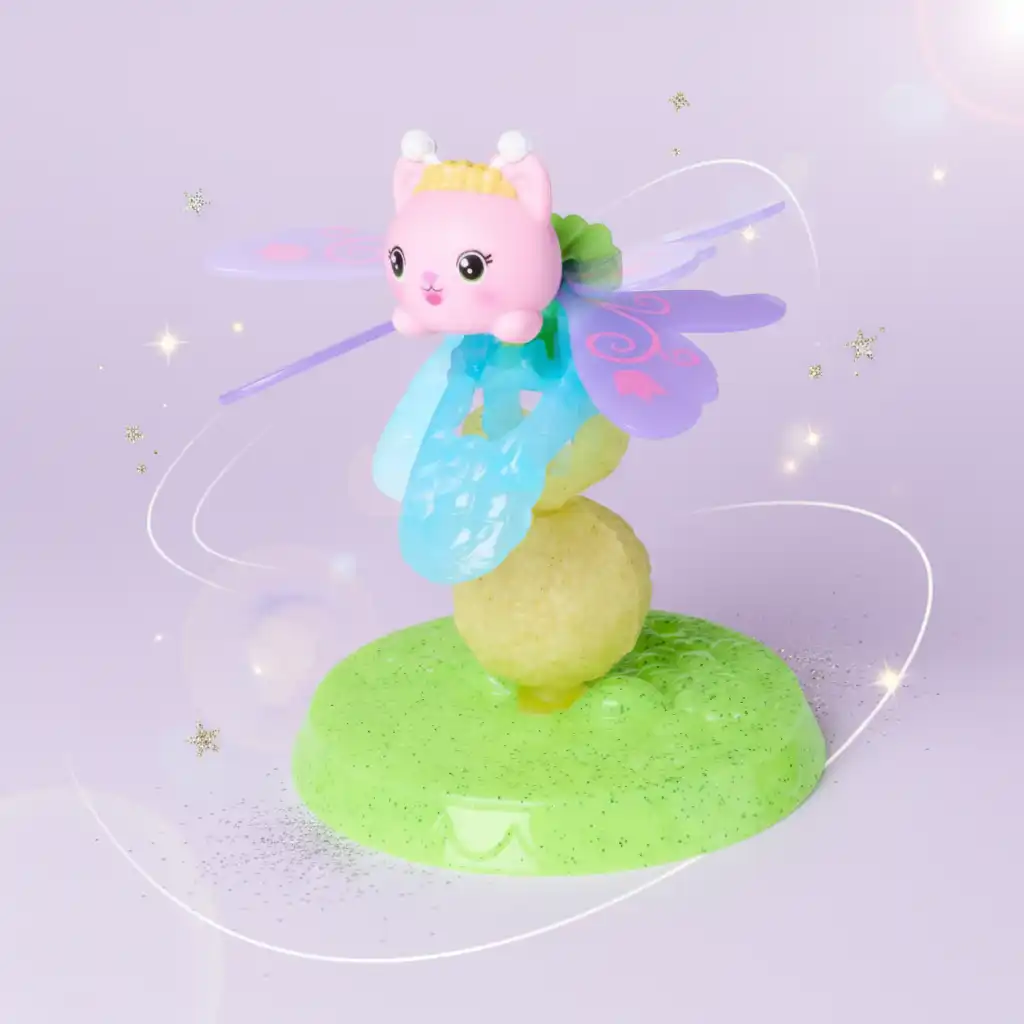 Detalhes minuciosos da figura da Fada Gatinha com asas funcionais.